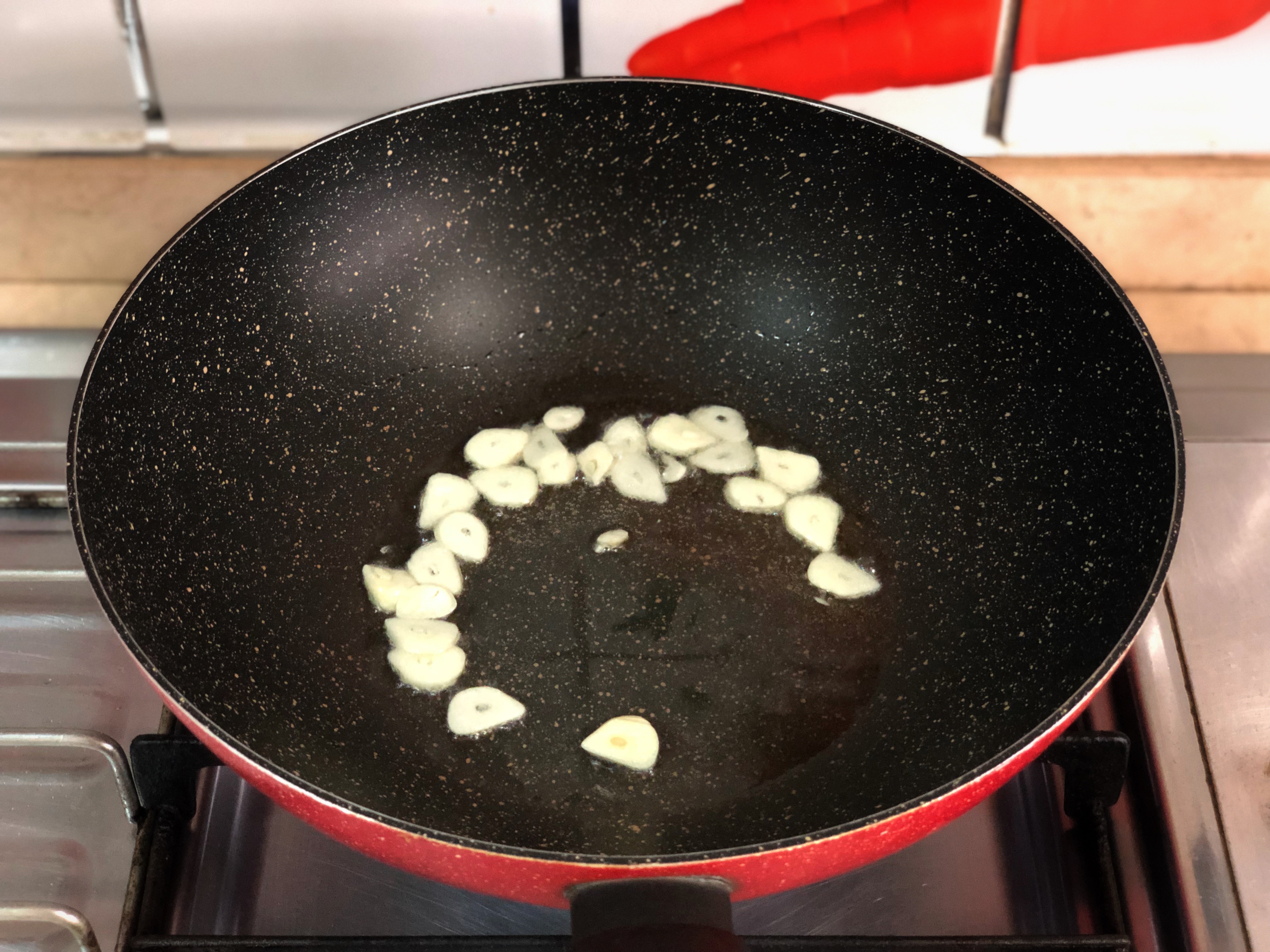 究极解油腻好菜：蒜炒西芹的做法 步骤2