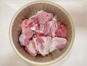 甘香嫩滑的炖烧猪腱子肉，不柴不腻的做法 步骤1