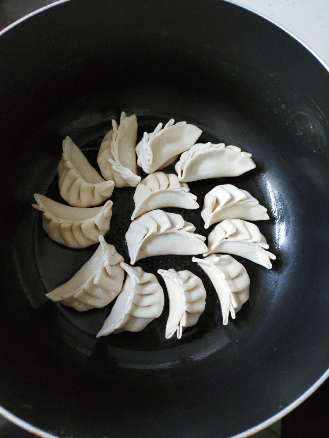 速冻水饺吃腻了吗~变锅贴吧(๑´ڡ`๑)