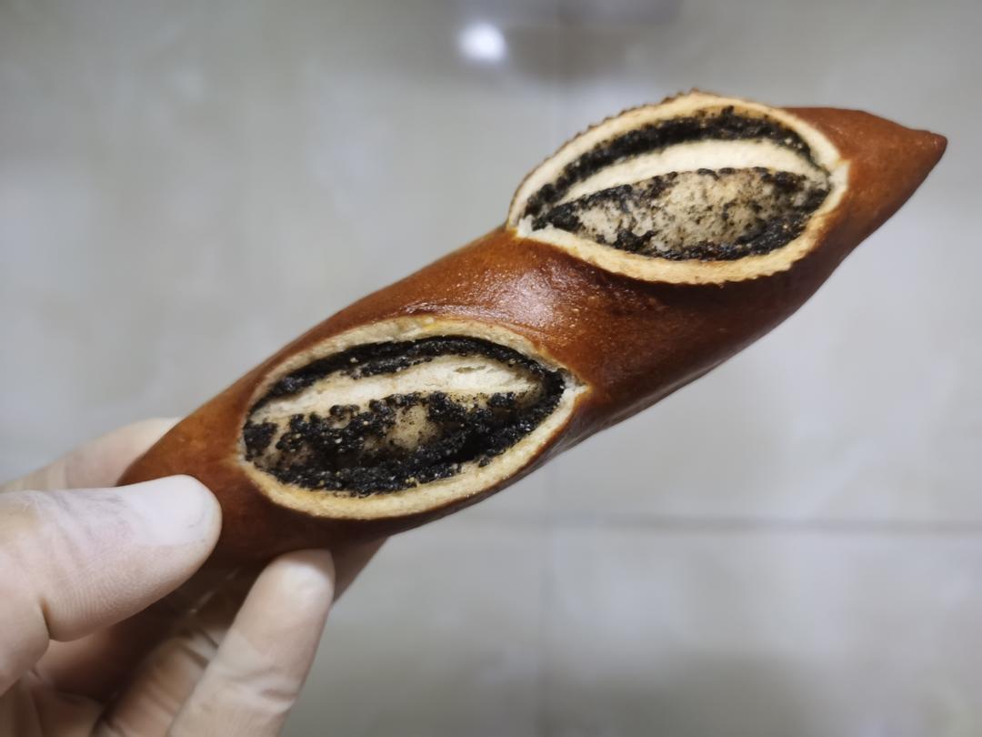 黑芝麻全麦碱水面包