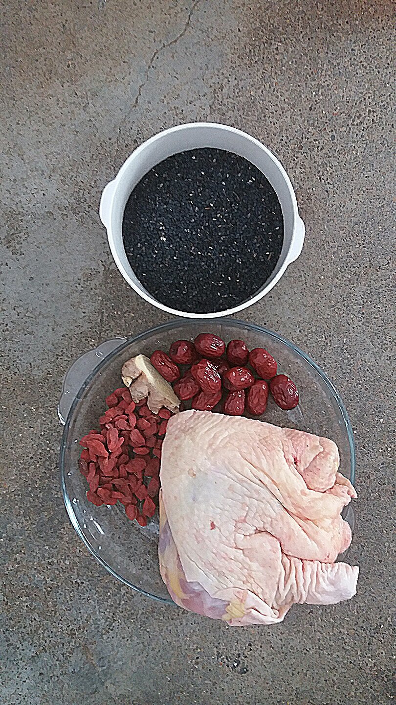 (滋阴养肾)黑芝麻枸杞鸡汤的做法 步骤1