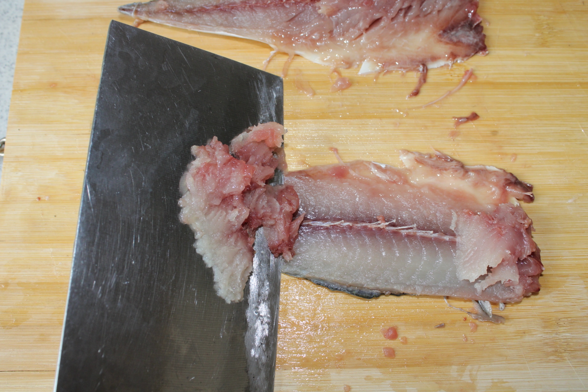 鲅鱼搭配龙利鱼，让鱼丸口感细腻弹牙的做法 步骤3