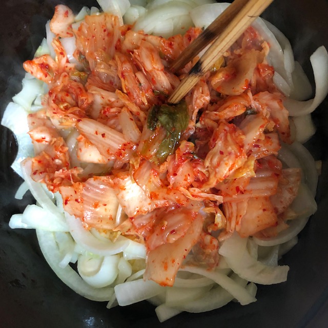 美味营养快手菜 --- 韩国泡菜海鲜豆腐锅的做法 步骤3