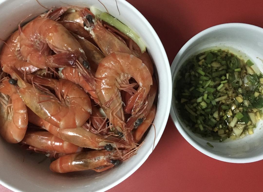 花式摆盘的鲜甜白灼虾