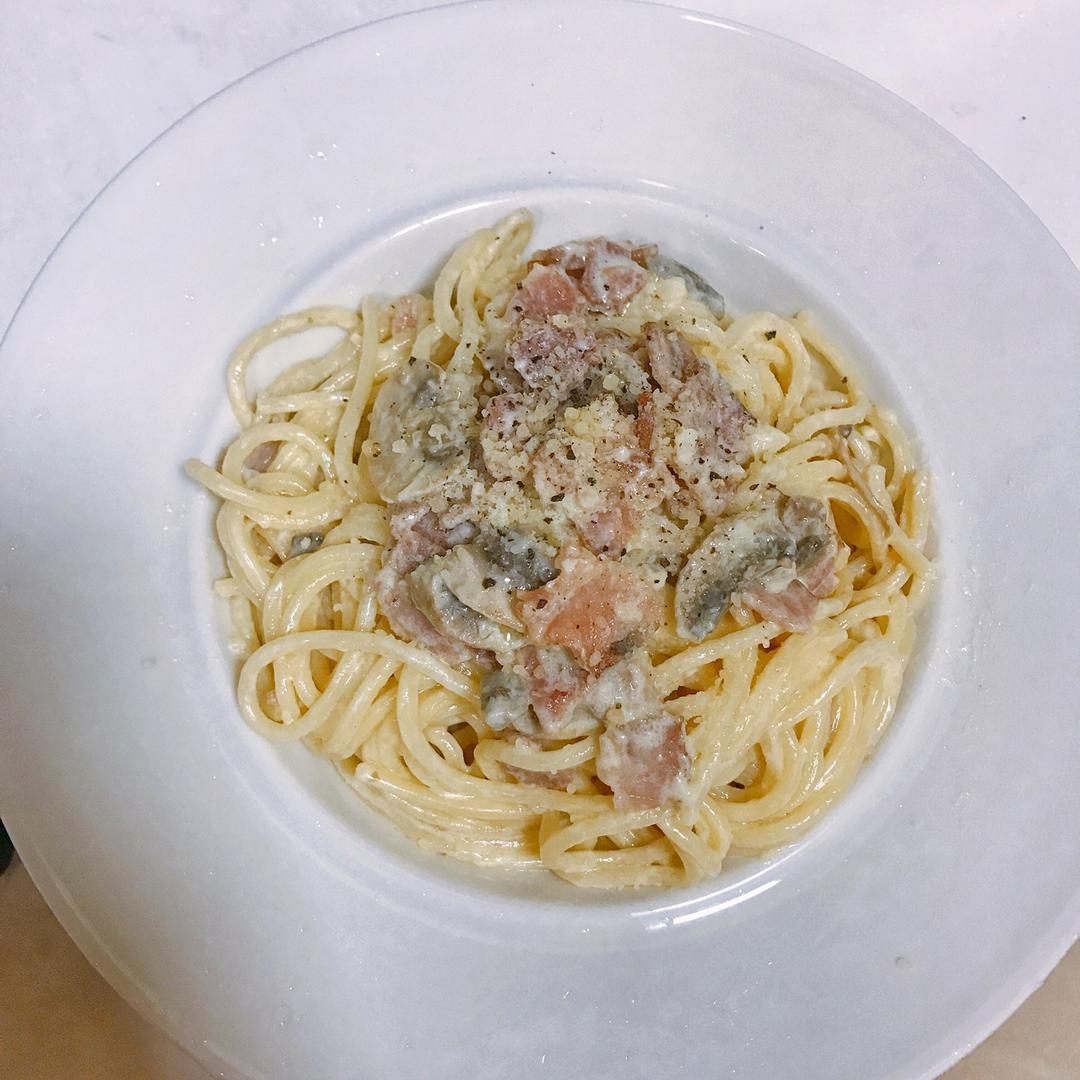 白蘑菇奶油培根意面