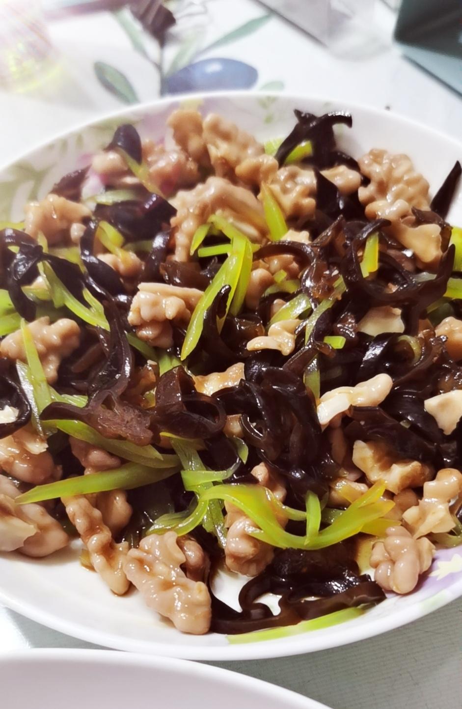 核桃仁拌木耳