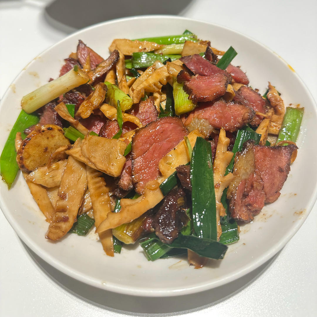 吃出春天，新鲜春笋炒腊肉（附新鲜笋片麻口苦涩处理方法）