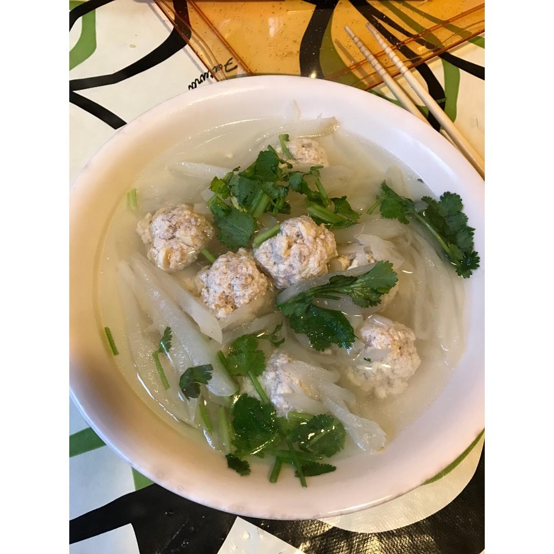 【10分钟系列】白萝卜豆腐圆子汤