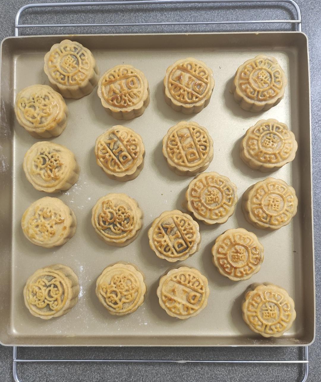 广式豆沙蛋黄月饼（步骤超详细，新手适用）