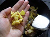 黄焖土鸡砂锅煲的做法的做法 步骤3