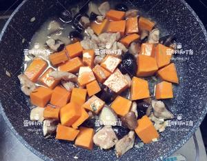减脂餐：南瓜香菇鸡腿焖糙米饭的做法 步骤7
