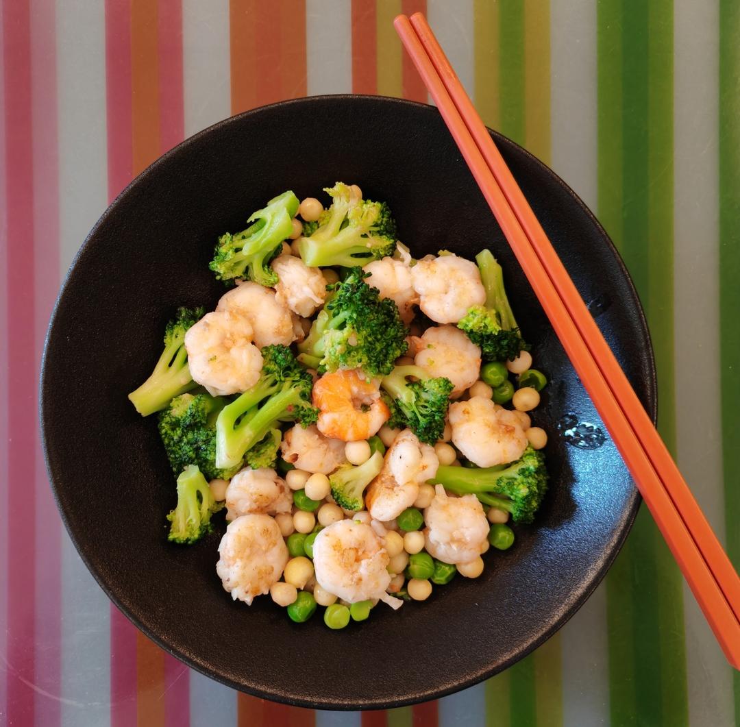 这是被誉为水中八仙之首的鸡头米，也就是新鲜的芡实，它也被称为水中人参，嚼在嘴里软糯清香，用来煲汤，煮粥，清炒或者煮糖水都非常的营养美味