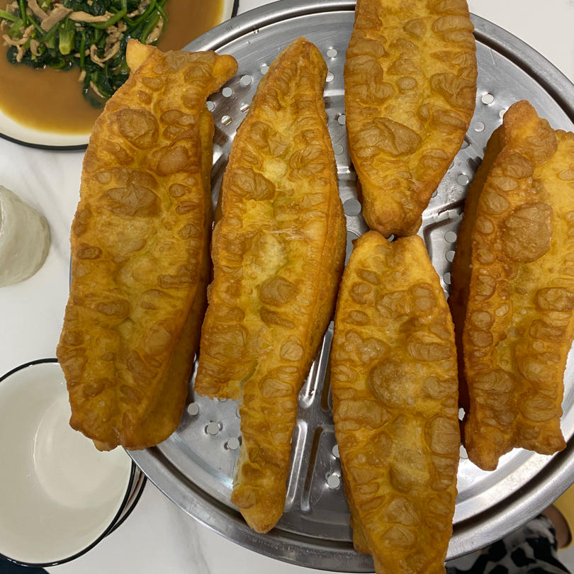 油条这样炸 一看就会做了也不废 酥香可口各个空心 附细节视频详解