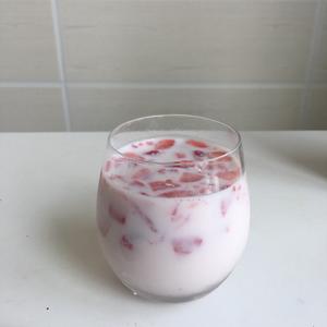 草莓奶冻杯的做法 步骤2