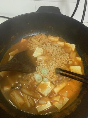 泡菜豆腐年糕拉面汤的做法 步骤6