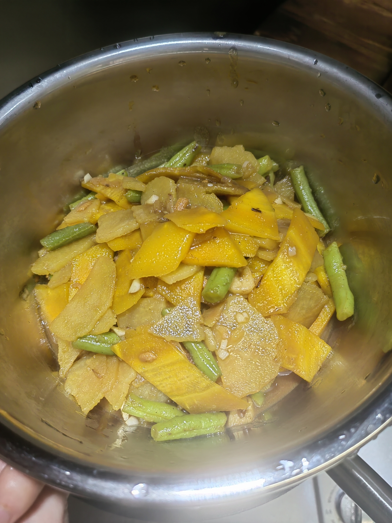 黄萝卜土豆片炒豆角-可以当主食的做法