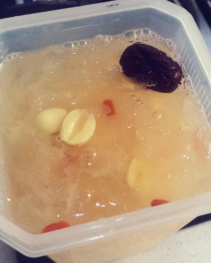 银耳莲子羹～出胶有妙招