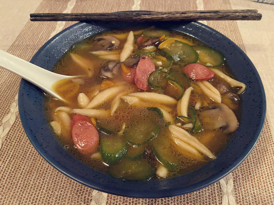 引发食欲的五彩缤纷小鱼面