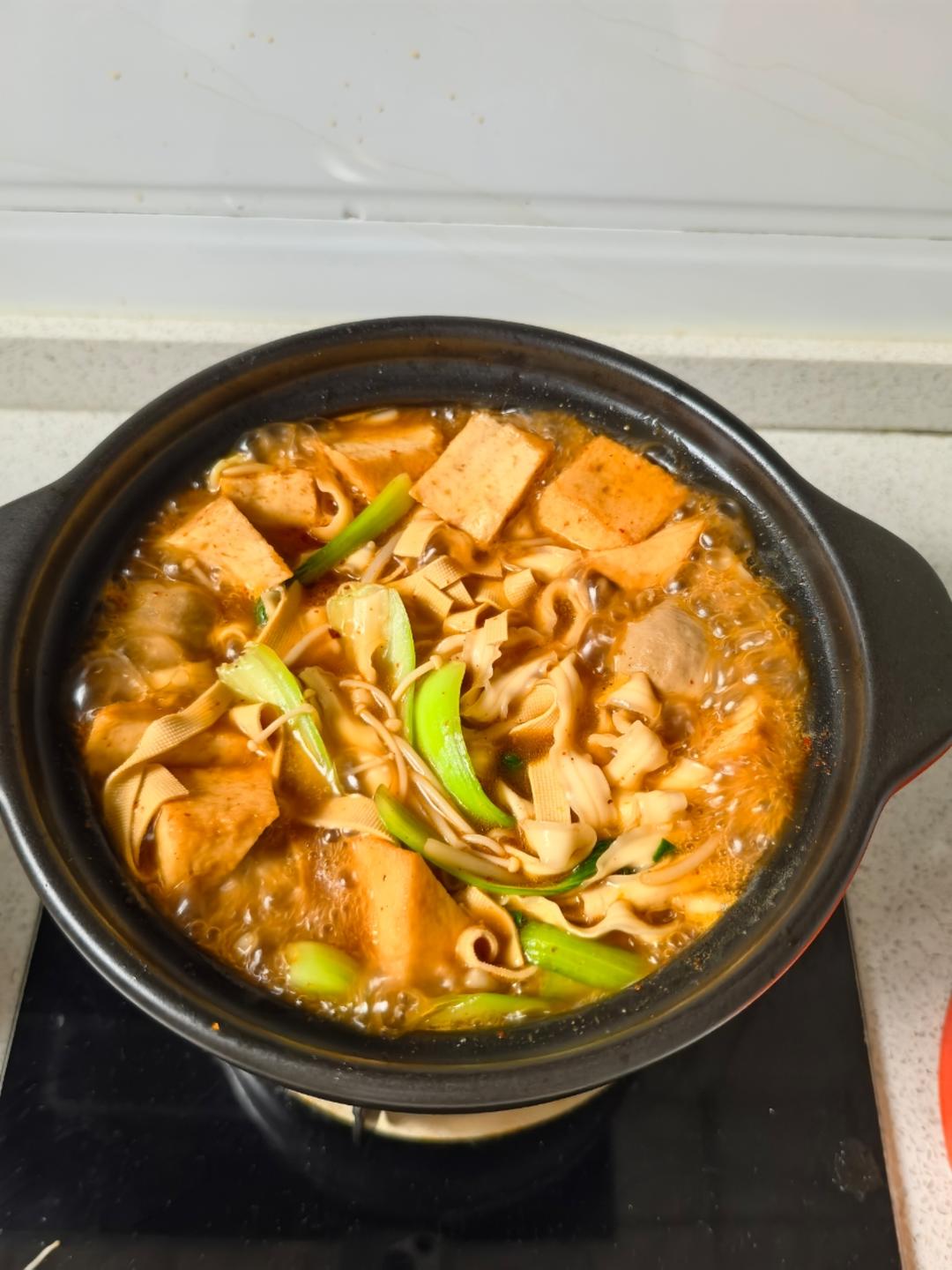 不用火锅底料也可以做的砂锅土豆粉(刀削面)