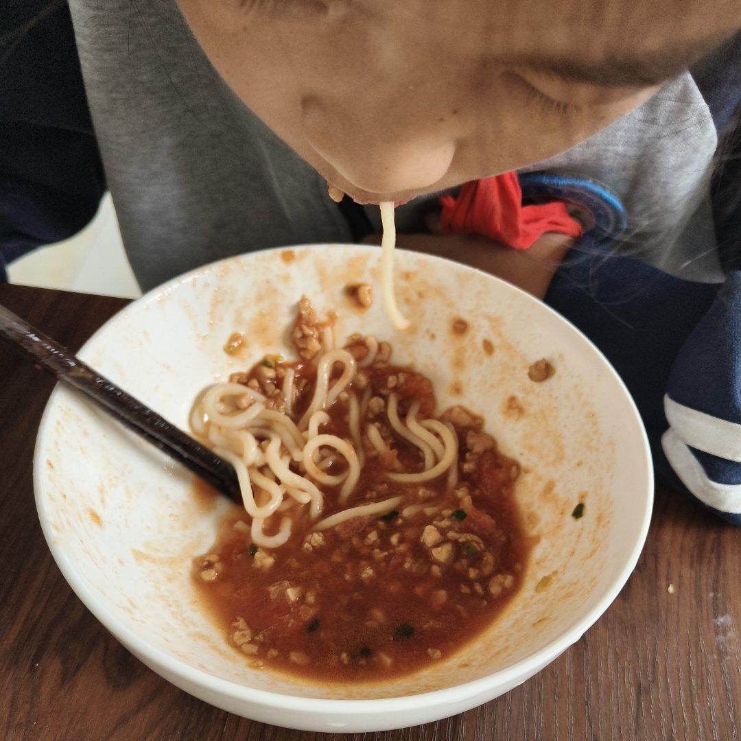 一碗根本不够的番茄肉酱面