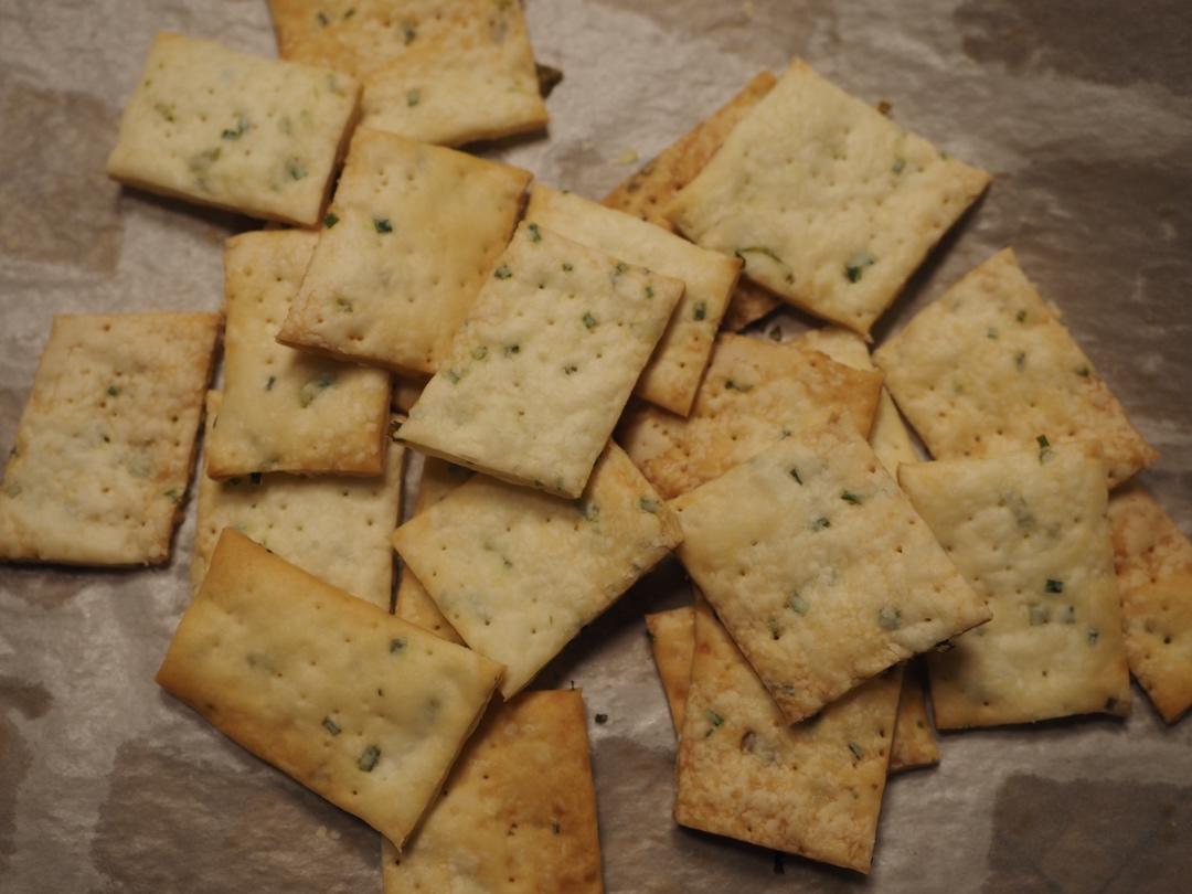 这可能是我最“得意”的一款饼干了，相对少油，低糖，香酥！ | 葱油香酥饼干