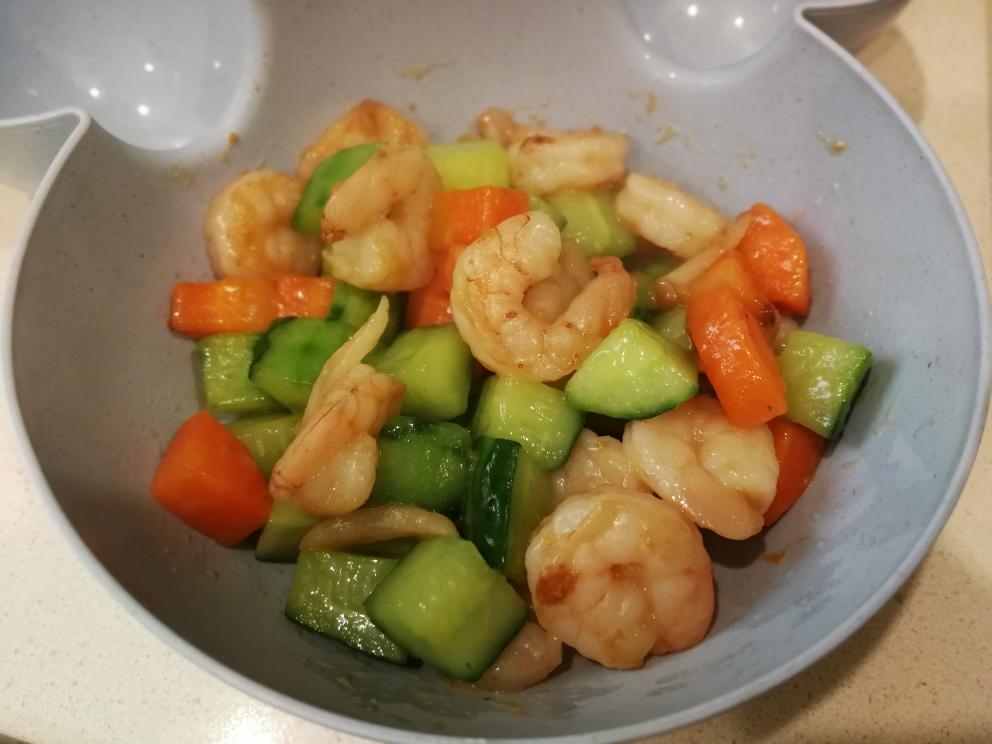 黄瓜胡萝卜炒虾仁🍤的做法 步骤6