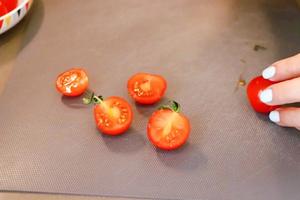 小番茄超进化 | 罗勒油渍小番茄的做法 步骤2