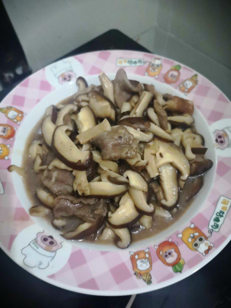 分享一个香菇好吃的做法，不用烧鸡不用炖汤，简单炒一炒，真香