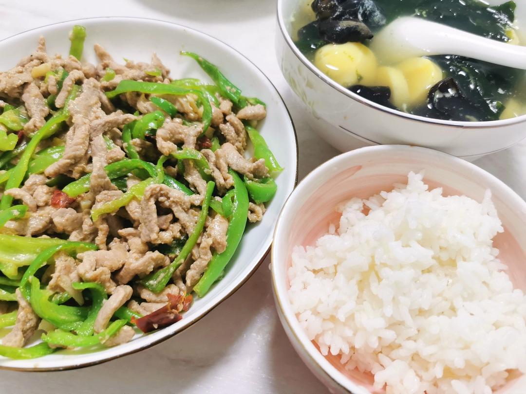 经典的家常菜，青椒炒肉丝，简单的食材也能做出如此美味