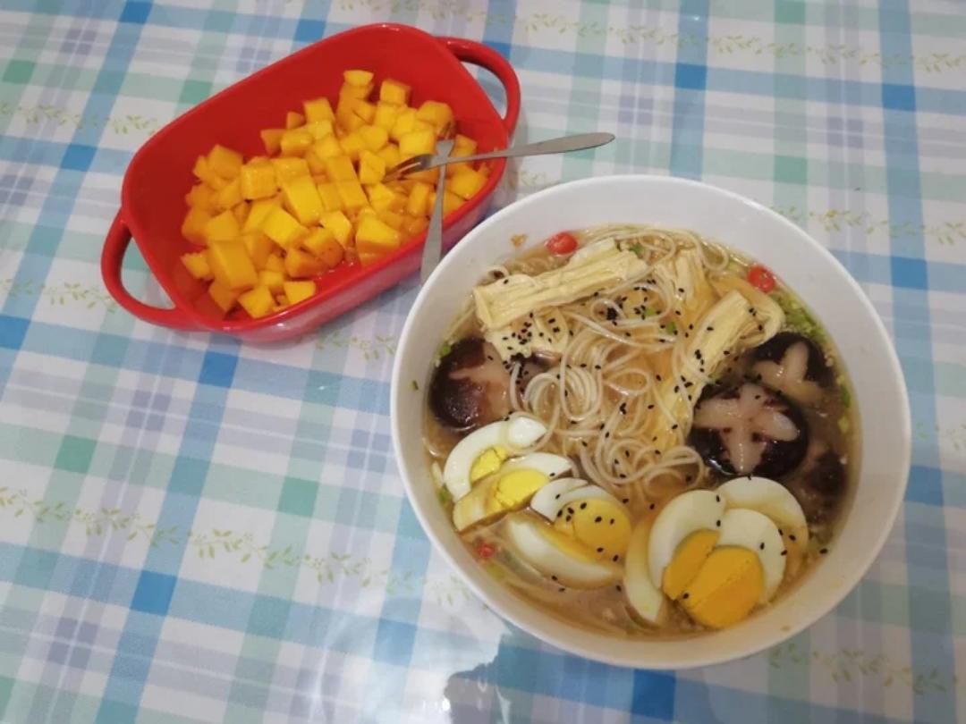 一碗清汤面 🍜 —— 秋日里的治愈系