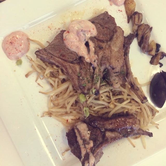 红酒香煎小羊排佐酸乳酪蔓越莓酱汁