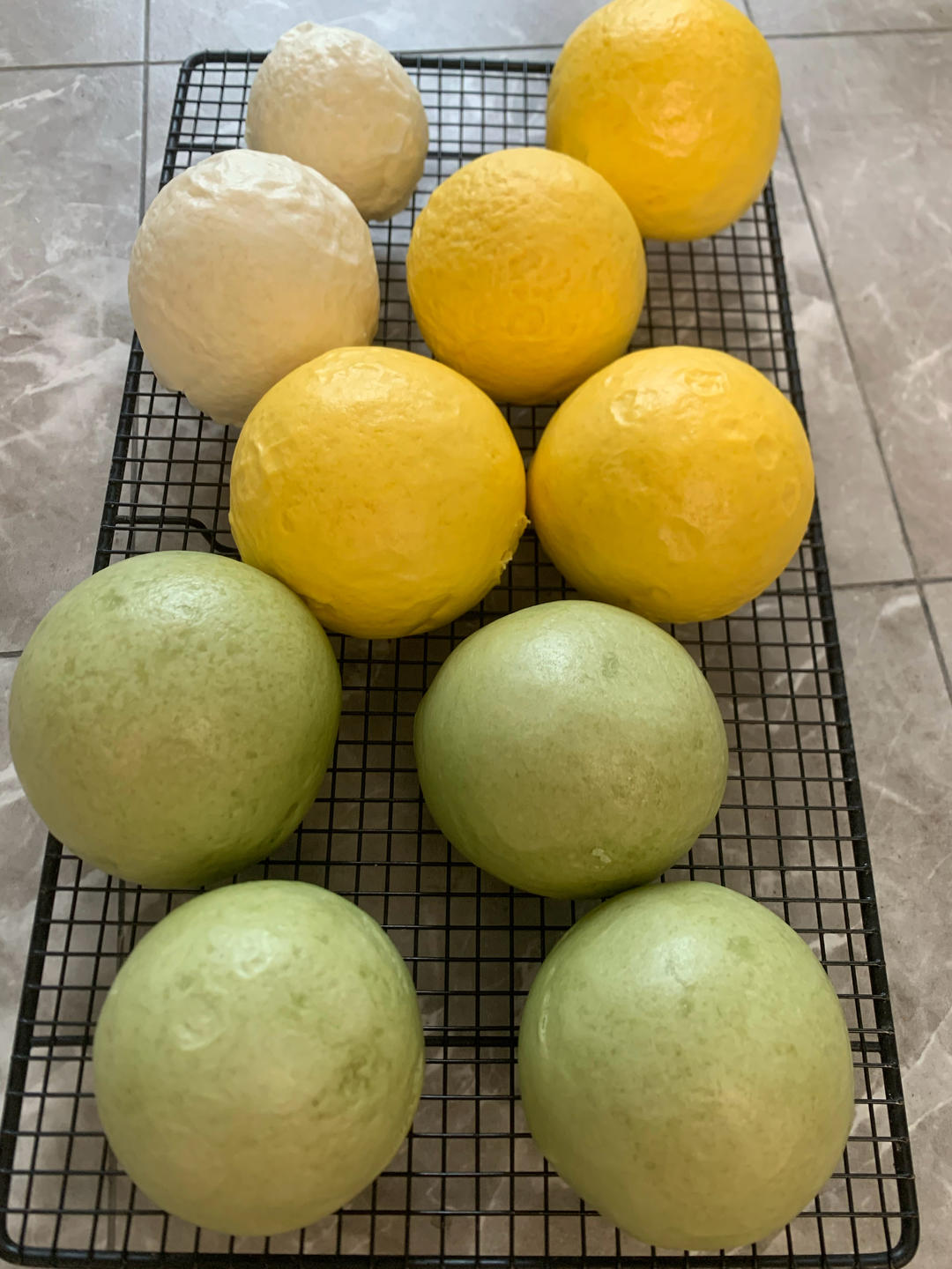 孙悟兜子分享作品2024年04月10日菠菜馒头和南瓜馒头彩色馒头很有食欲