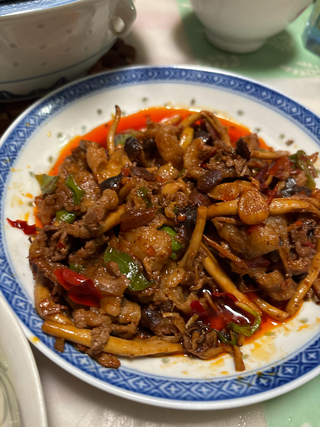 粤式茶树菇干锅牛五花