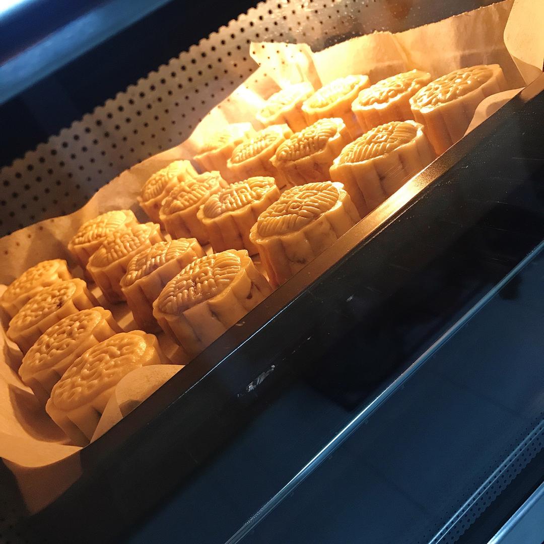 广式月饼——蛋黄莲蓉月饼