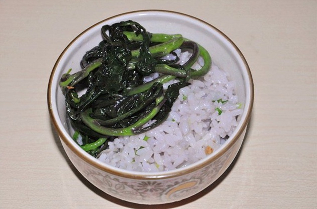 现在饿得他呱呱叫了,只好给他做了个剩菜炒剩饭对付,别说还挺好吃的!