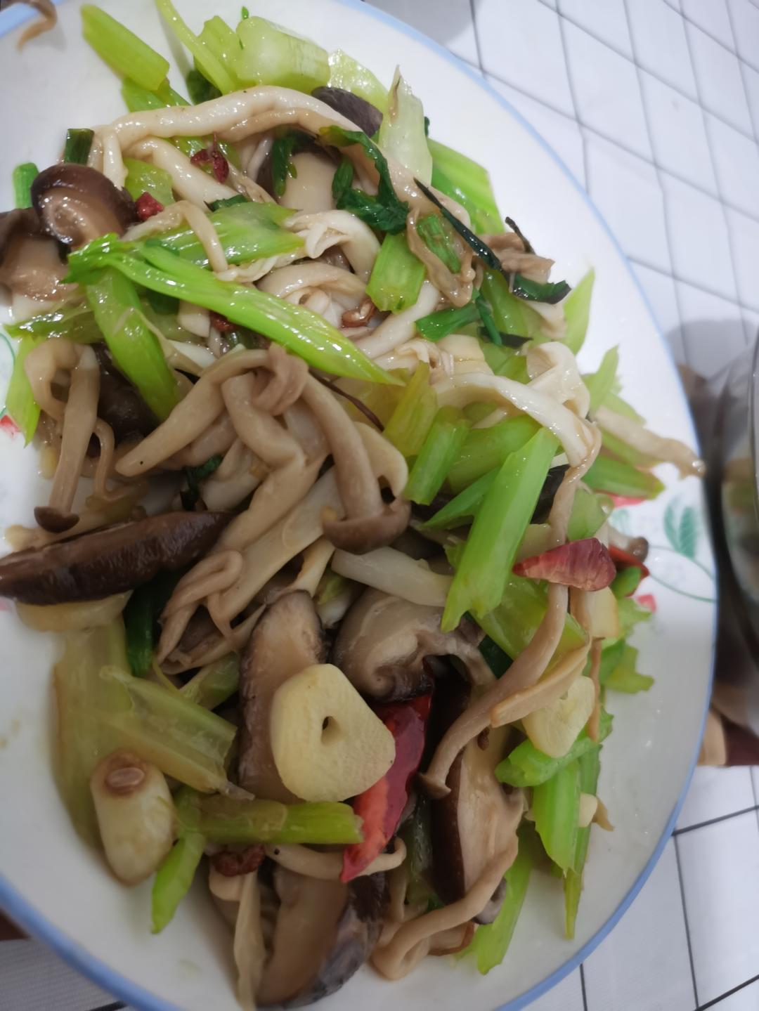 芹菜海鲜菇炒豆干