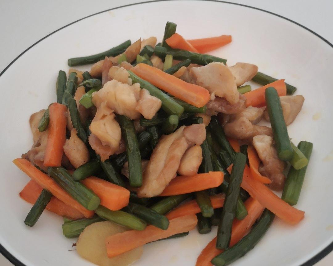 蒜苔胡萝卜炒鸡肉