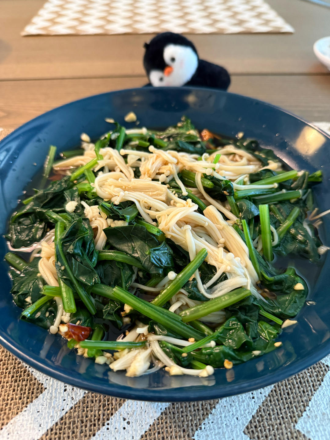 解馋减脂餐！酸辣开胃又下饭的菠菜拌金针菇