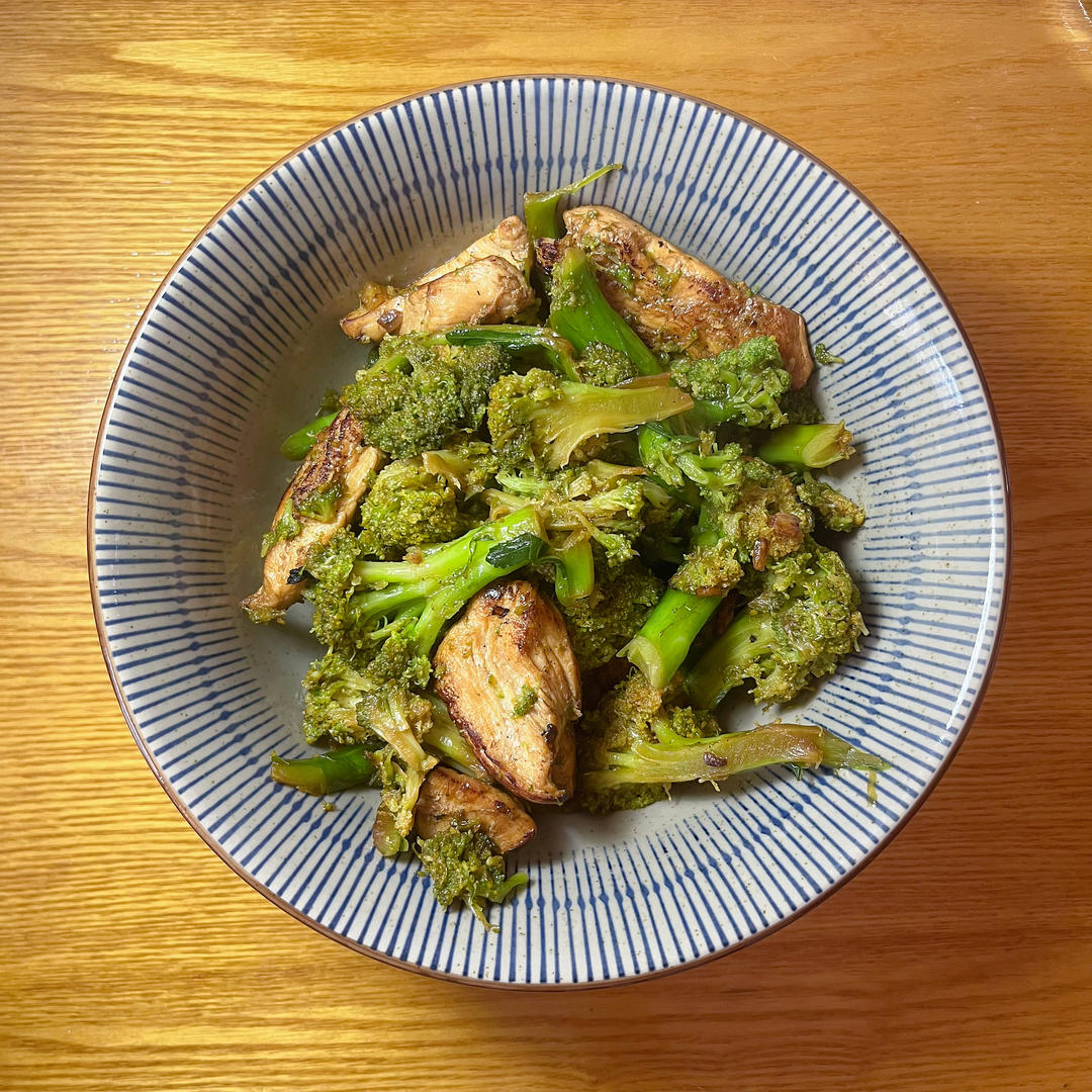 西蓝花炒鸡胸肉（最近爱上减脂餐）