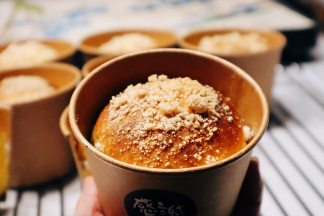 便于携带颜值高的杏仁酥粒南瓜杯子面包