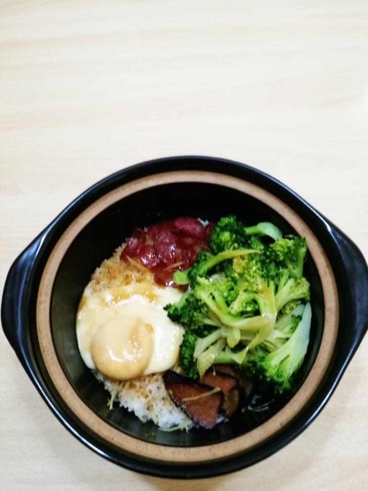 广式腊味煲仔饭