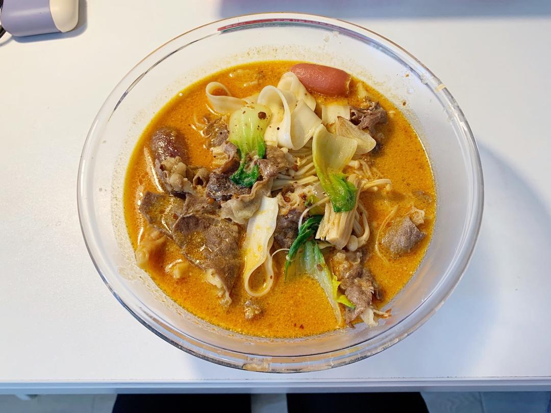 很像张亮杨国福的麻辣烫