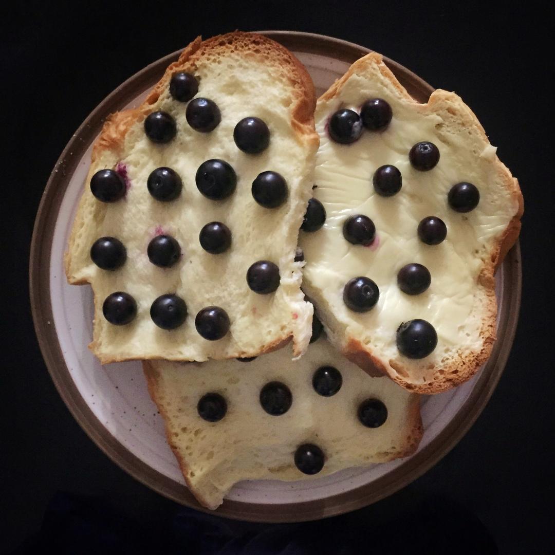 牛奶奶酪爆浆蓝莓烤吐司