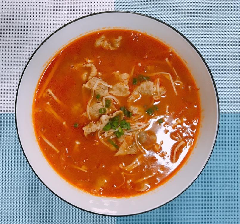 【金针菇番茄肥牛锅】