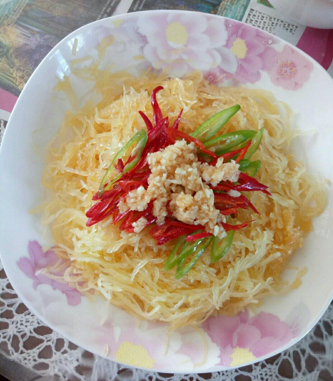 凉拌金丝搅((绞)瓜。