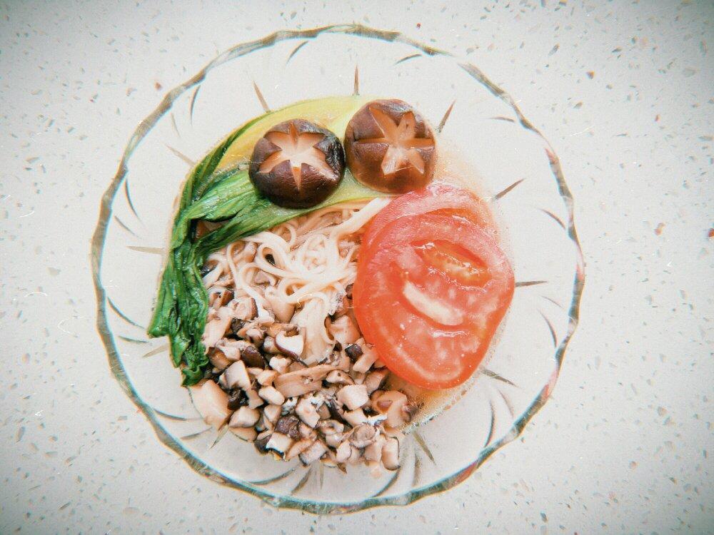 菌汤面条 看得见的香菇 尝得到的鲜美 这才是真正的菌汤