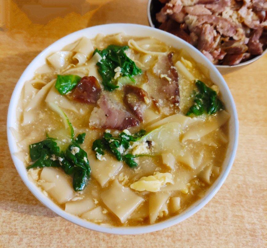 面片汤，面片爽滑筋道又柔软，汤汁鲜美