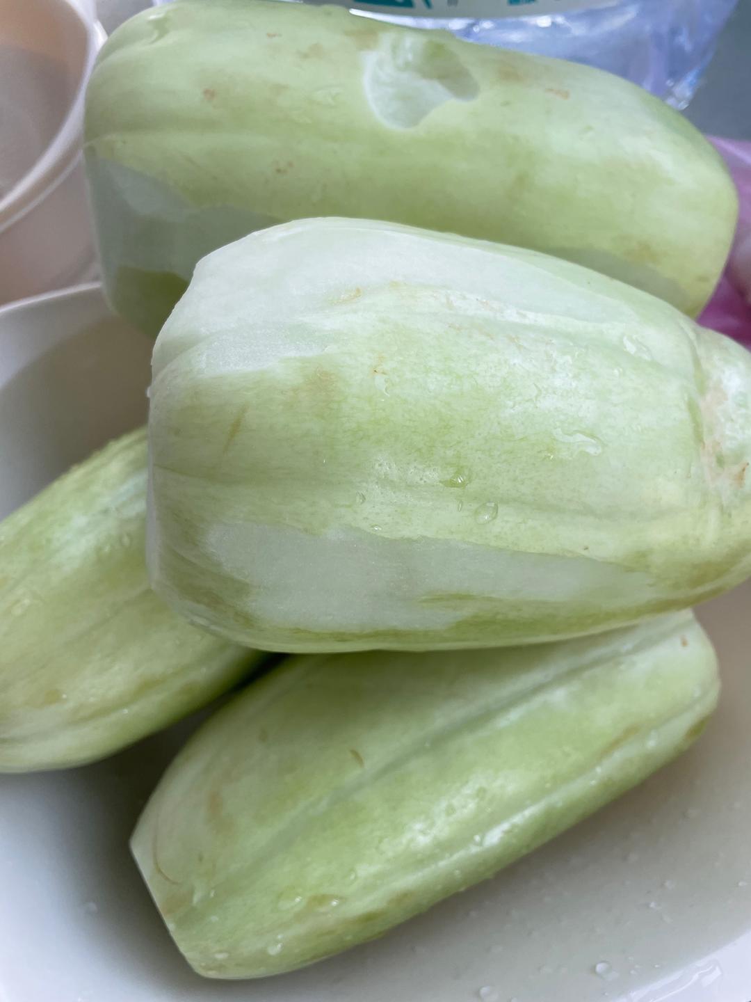 5个这样大小的油瓜酱油瓜(菜瓜,油渣瓜)的做法糖少许麻油少许辣椒酱