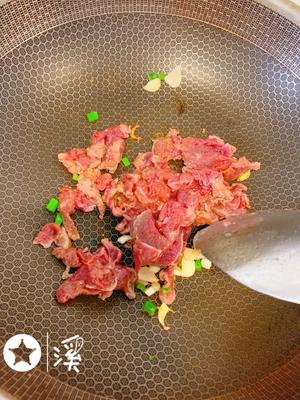 紫苏叶炒牛肉的做法 步骤3