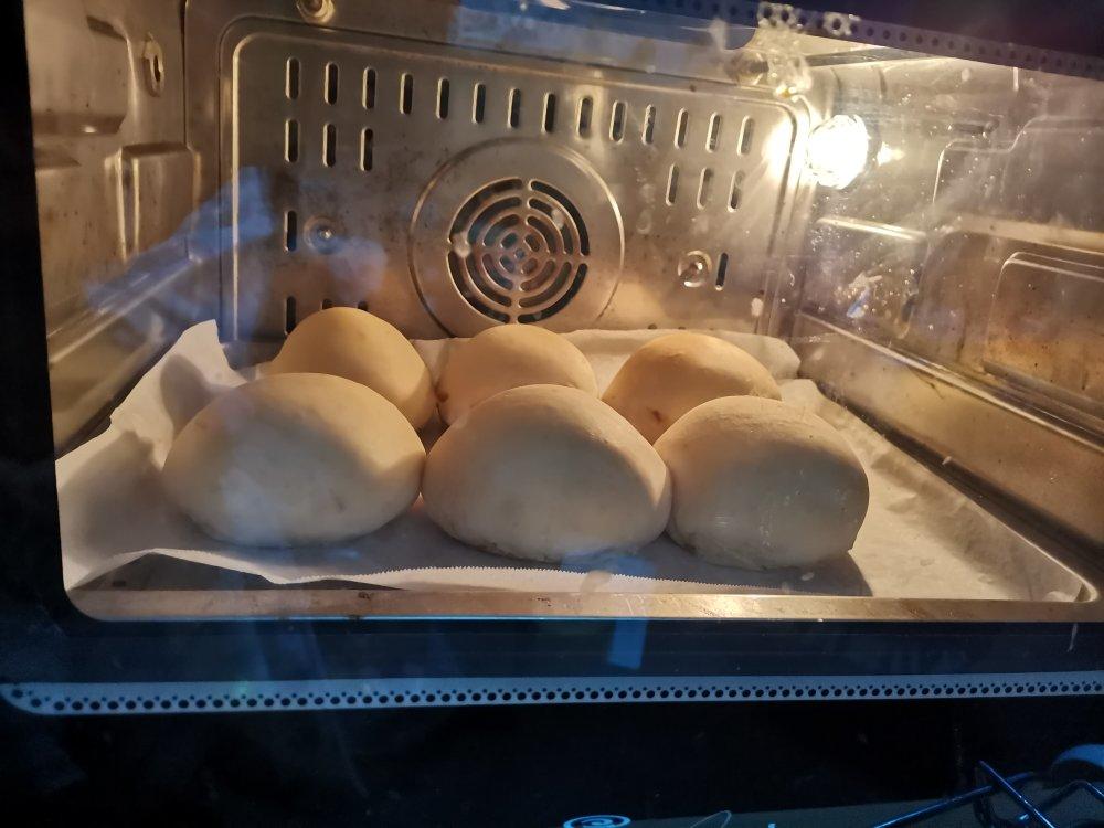 又香又软又拉丝，咬一口奶香十足！超治愈的淡奶油波兰种小餐包